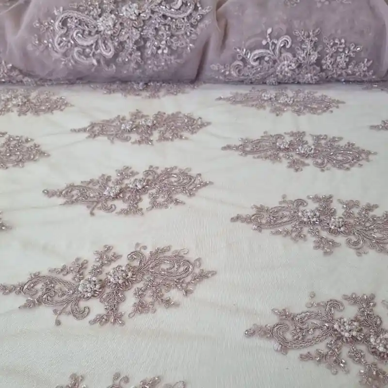 Artesanal Tela de Tul Malva Bordada con Pedrería y Blondas (Ancho 1,27M)